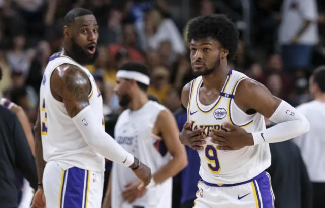 开云官方网站-见证历史！詹姆斯父子成功同台 首次连线还远吗？