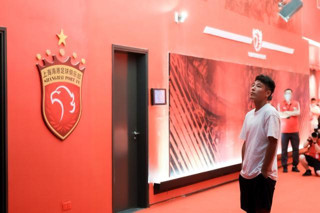 开云官方网站-武磊造访新球场上看台体验视角：在全世界都很出众